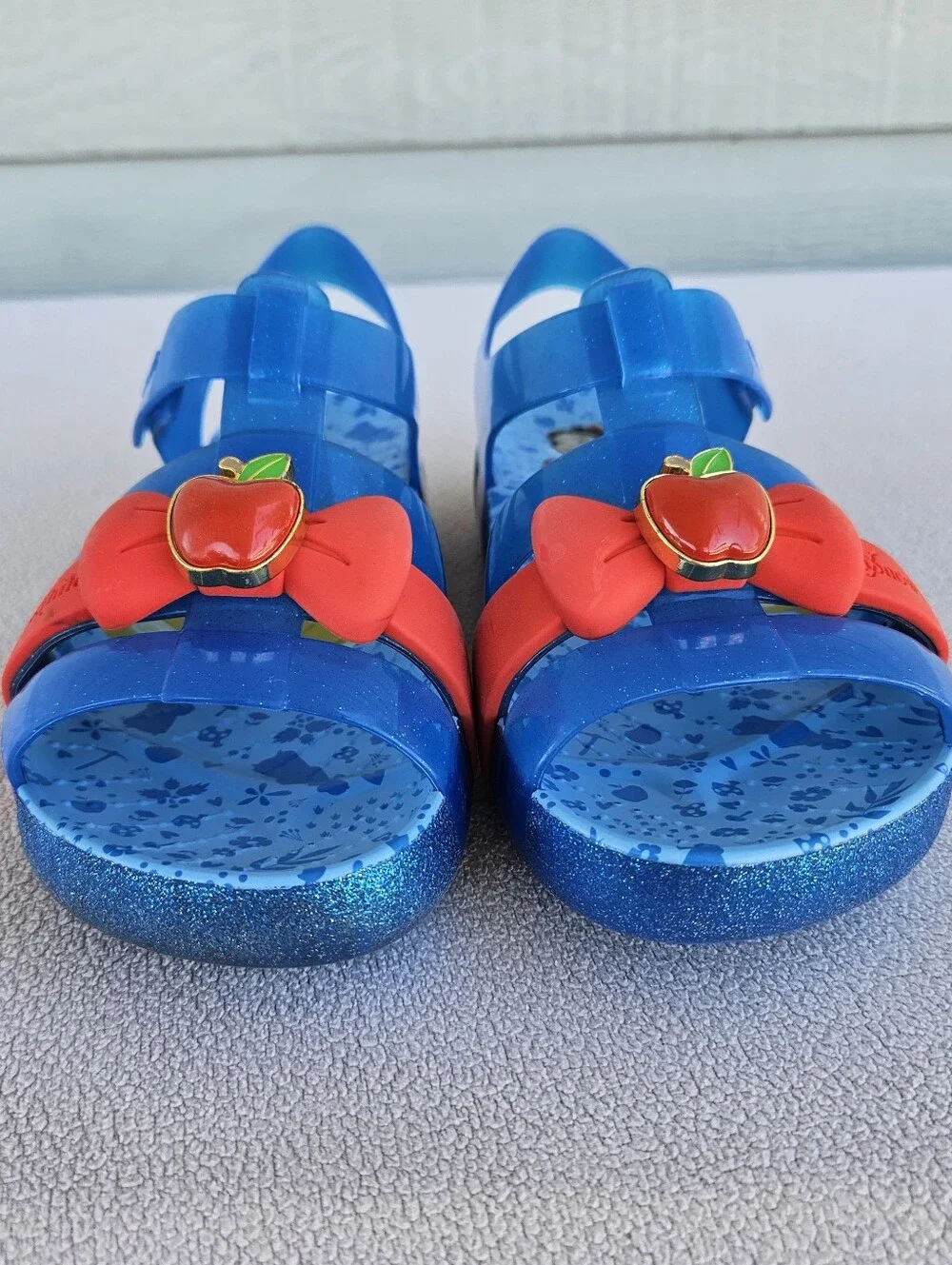 Crocs x Disney Isabella Sandals Snow White Youth SZ J2 Blue Hook & Loop